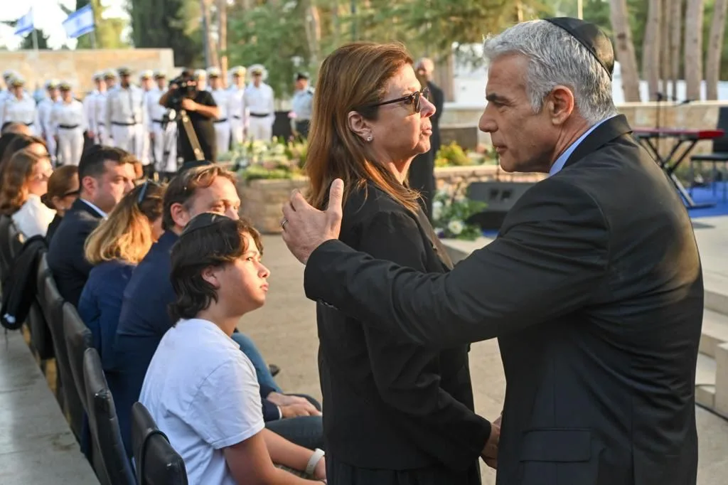 רה''מ יאיר לפיד עם דליה רבין בטקס הזיכרון ליצחק רבין