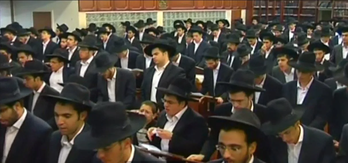 אברכים חרדים מתפללים