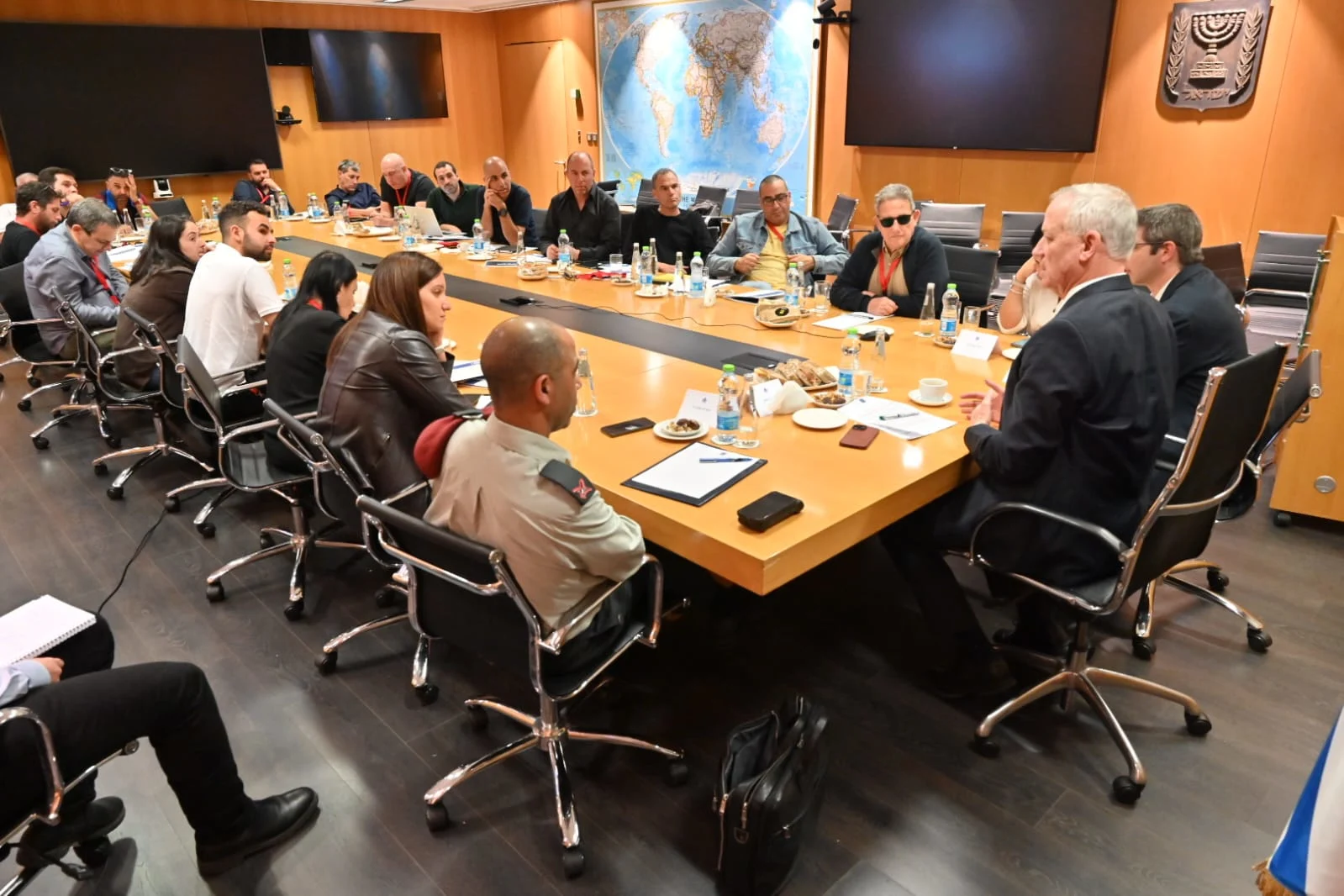 שר הביטחון בני גנץ בשיחת פרידה בקריה מתא הכתבים הצבאיים