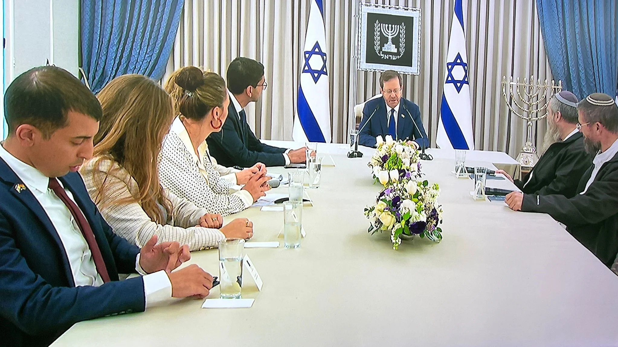 נציגי נעם בבית הנשיא. דובר הנשיא נאור יחיא (משמאל) עם סיכה בצבעי דגל הגאווה