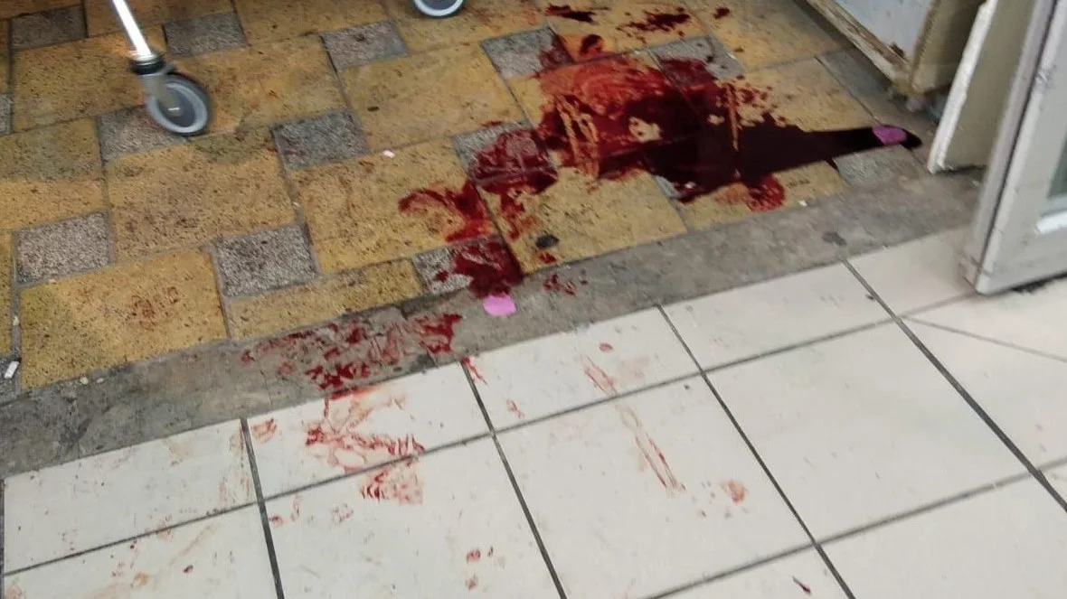 זירת הדקירה בסניף רמי לוי בכביש 4 מול זכרון יעקב, ג'סר א-זרקא