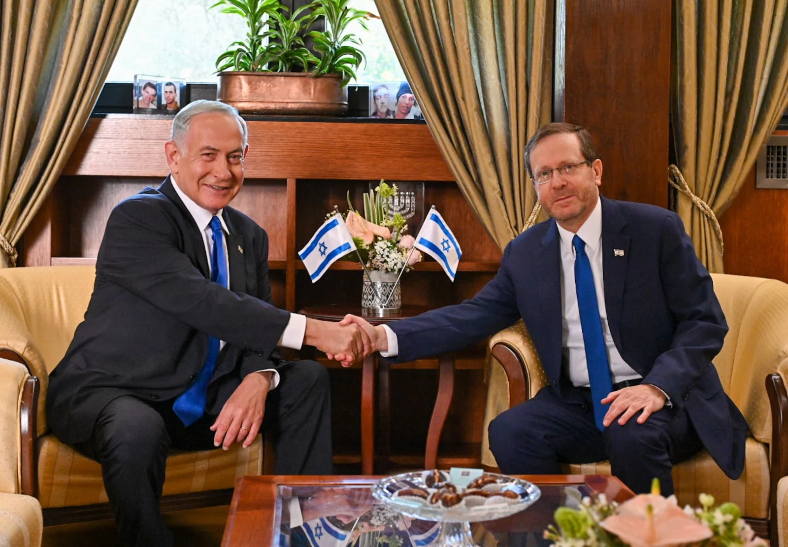 הנשיא יצחק הרצוג ובנימין נתניהו לפני הטלת המנדט