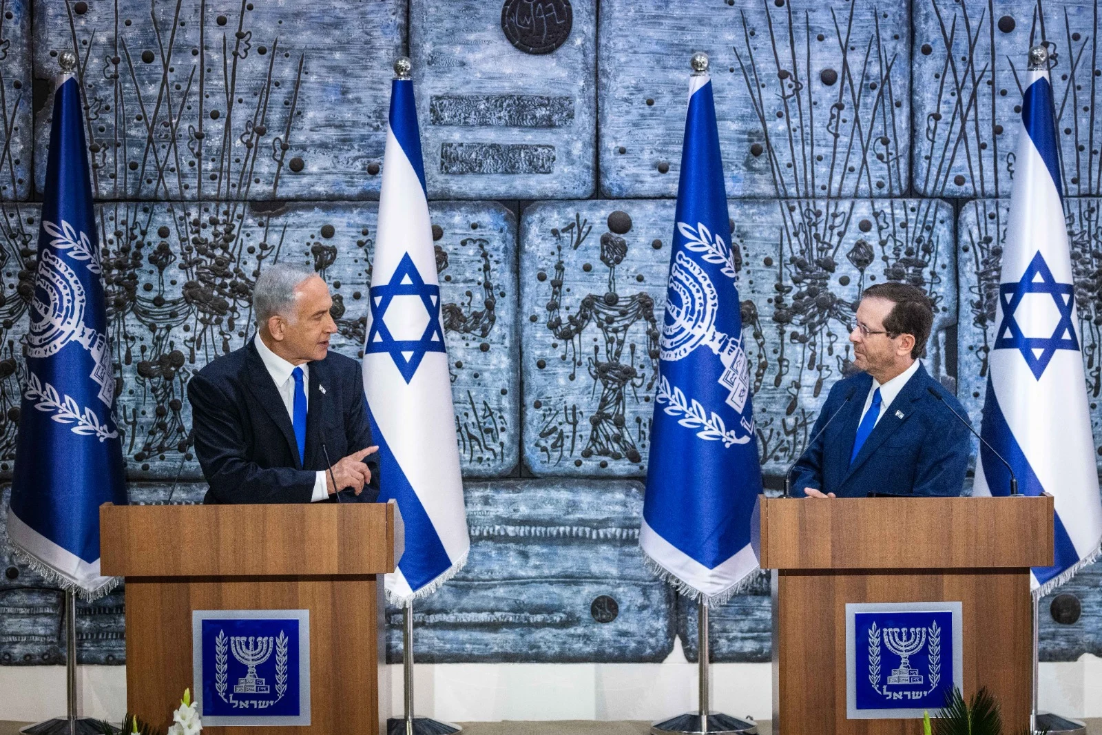 הנשיא יצחק הרצוג מטיל את המנדט להרכבת ממשלה על בנימין נתניהו