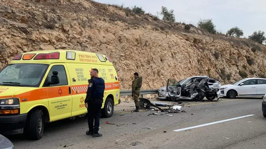 אמבולנסים בזירת הפיגוע באריאל