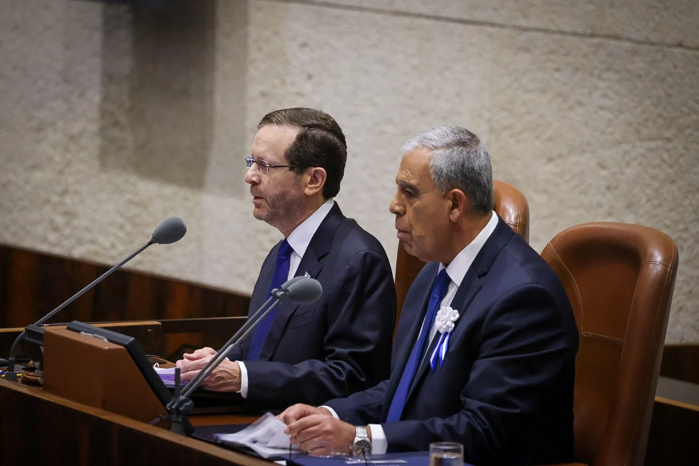 הנשיא יצחק הרצוג לצד יו''ר הכנסת היוצא מיקי לוי