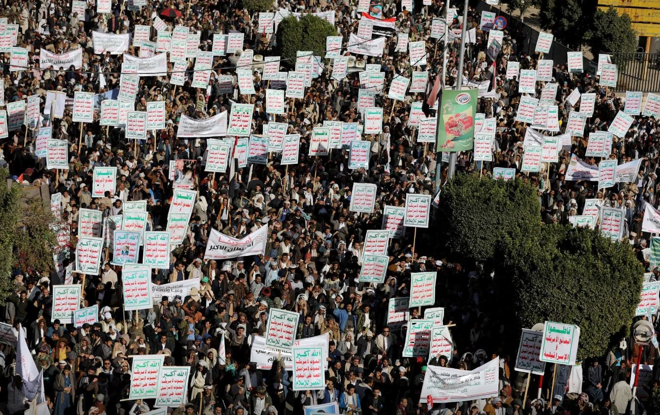 ''אללה אכבר. מוות לאמריקה, מוות לישראל, קללה על היהודים, ניצחון לאסלאם''. הפגנה חות'ית נגד ההחלטה האמריקנית להגדיר את התנועה כארגון טרור. ממשל ביידן ביטל את ההחלטה. ינואר 2021