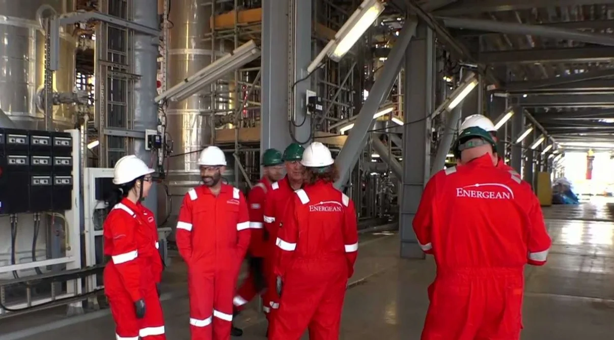 עובדים באסדת הגז ''כריש''