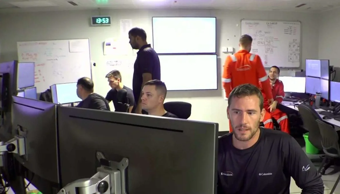 עובדים באסדת הגז ''כריש''