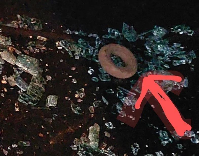 האבנים וטבעת הברזל שיודו לעבר הרכב