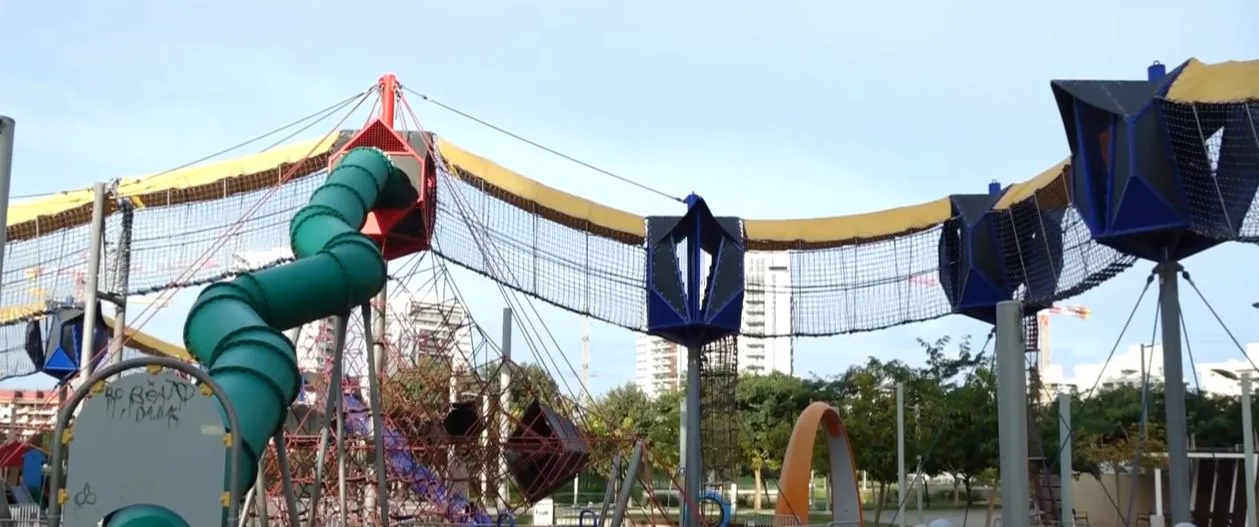 מתקן השעשועים שממנו נפל אליה