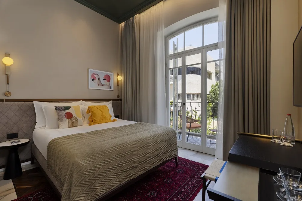 מלון אלברטו. חדר דלקס עם מרפסת, צילום: אסף פינצ'וק