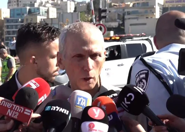 השר לביטחון פנים עמר בר לב בזירת הפיגוע בירושלים
