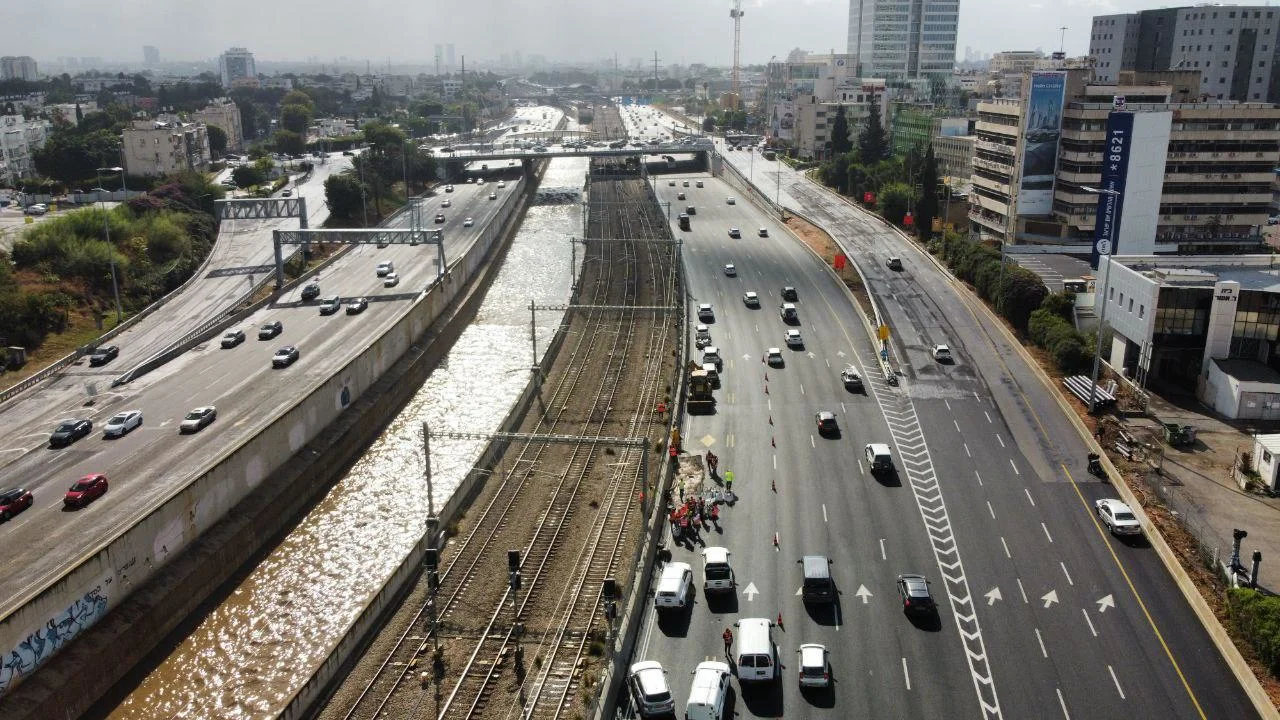 מאמצים לתקן את הבור שנפער באיילון ליד לה-גווארדיה
