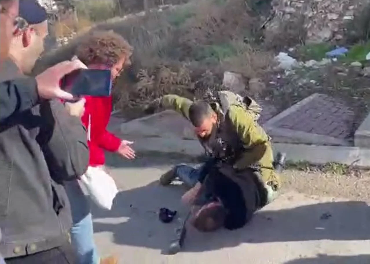 תיעוד חייל מכה פעיל שמאל בחברון