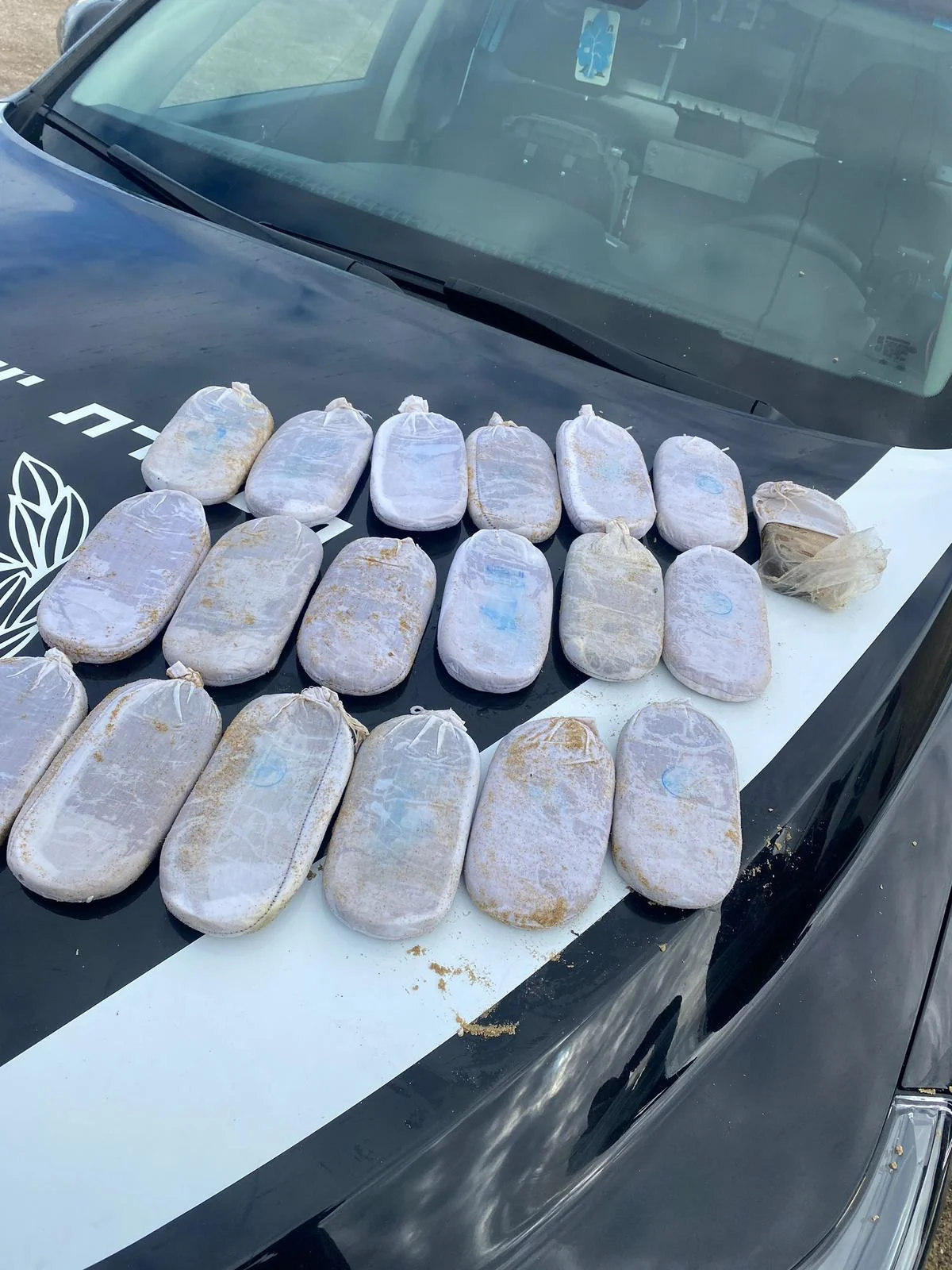 סמים שאותרו באחד מחופי הים בגזרת מחוז חוף