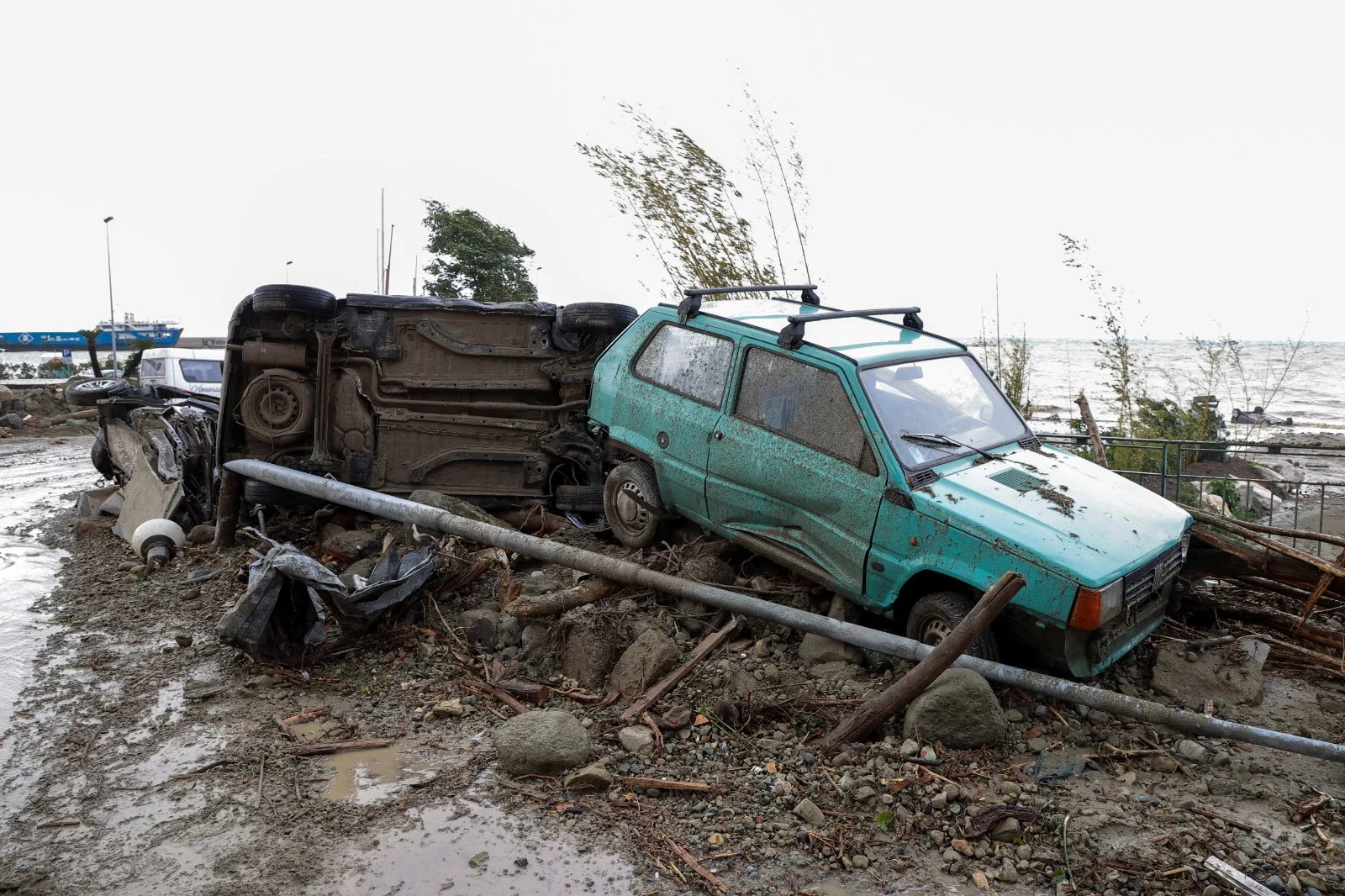 מכוניות נסחפו במפולת. האסון באיטליה
