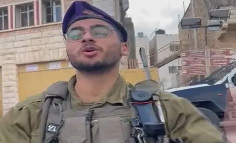 לוחם גבעתי שתועד תוקף מילולית פעיל שמאל בחברון