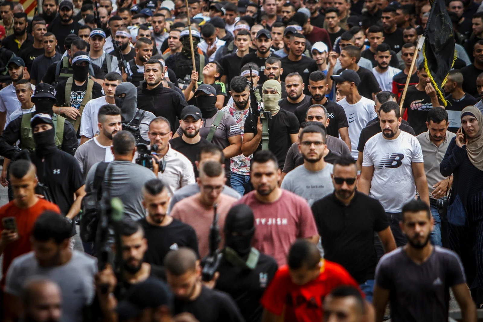 חמושים ופעילים של הג'יהאד האיסלאמי בהלווית אחד מחברי הארגון. תמונת ארכיון