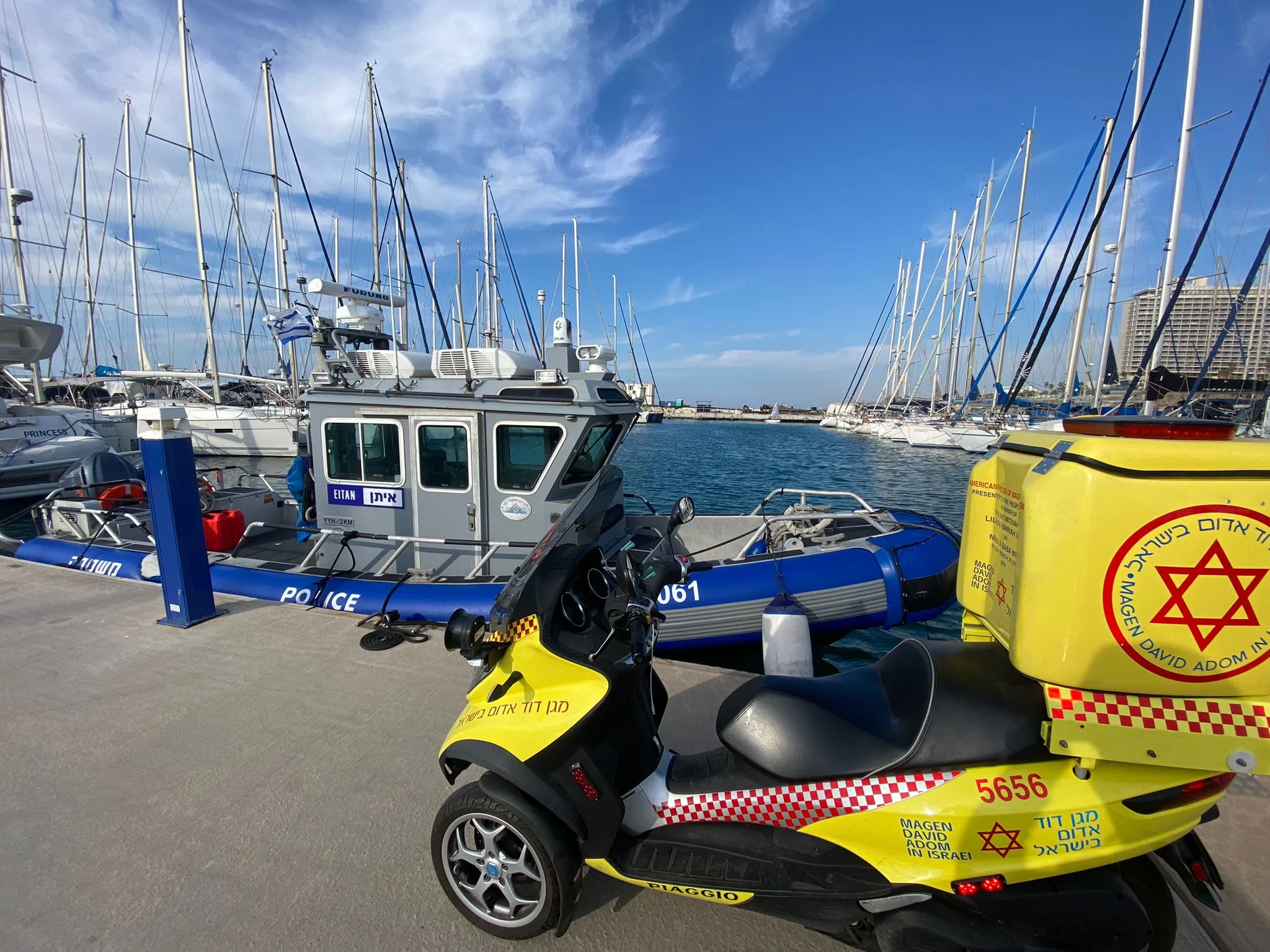 האיש הובא לחבירה עם צוות מד''א במרינה בת''א