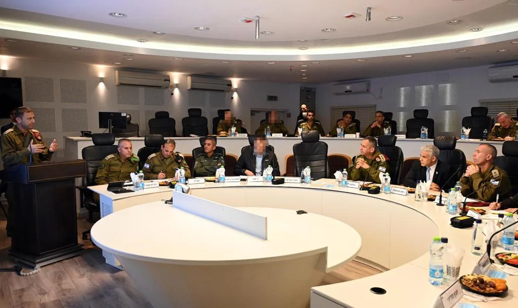 רה''מ יאיר לפיד והרמטכ''ל אביב כוכבי בהערכת מצב באוגדת איו''ש