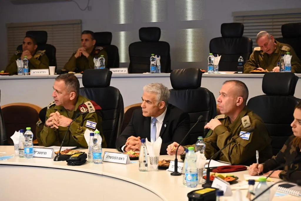 רה''מ יאיר לפיד והרמטכ''ל אביב כוכבי בהערכת מצב באוגדת איו''ש
