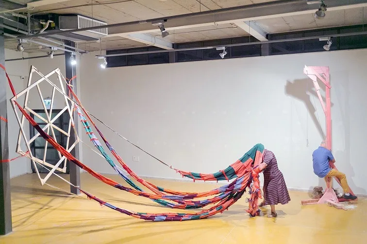 גילי אבישר, פרט מתוך מיצג בתערוכתו נא בפירמידה. צילום רועי כהן