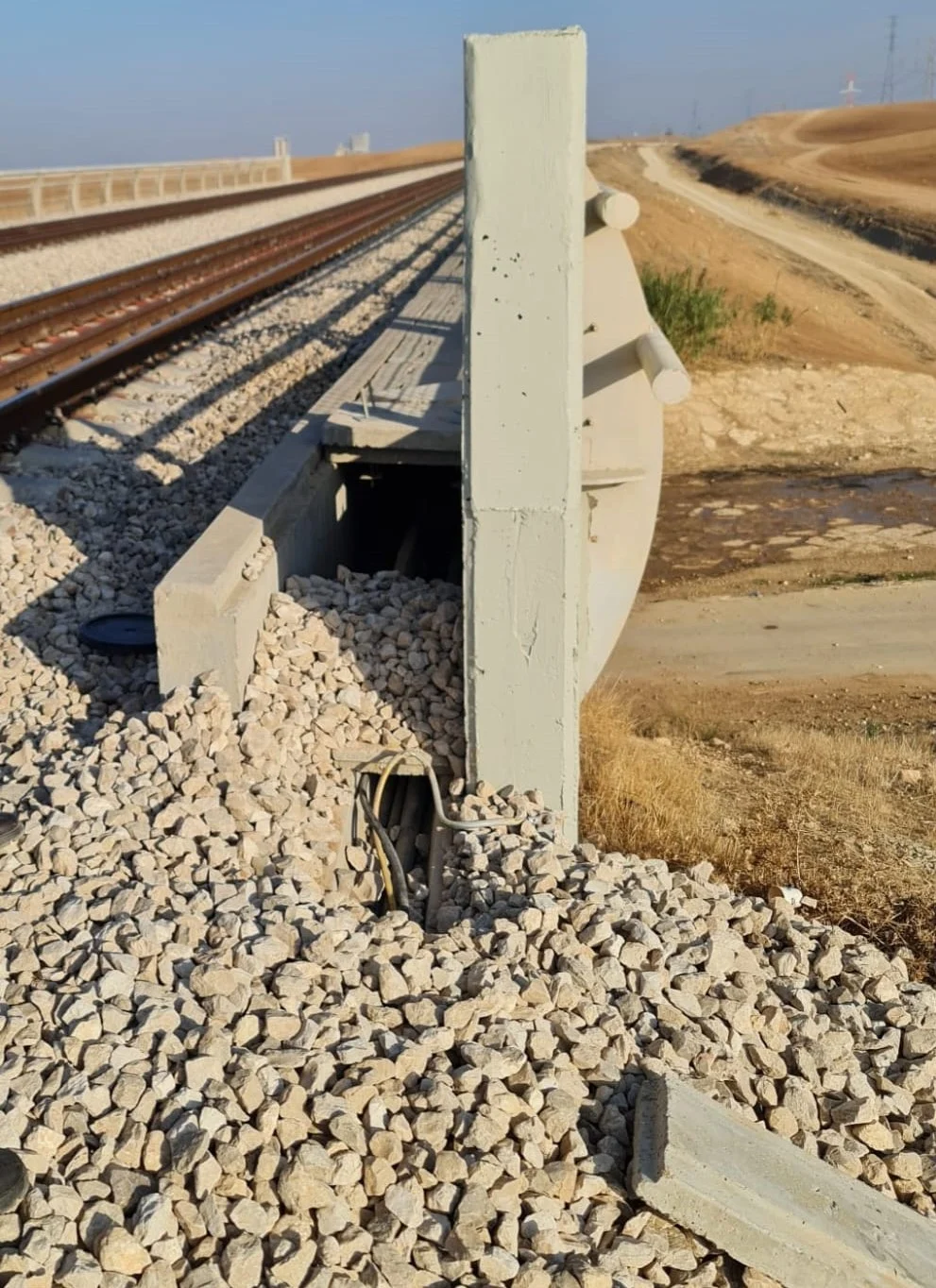 חתכו וגנבו כבלי תקשורת מהמסילה ליד רהט