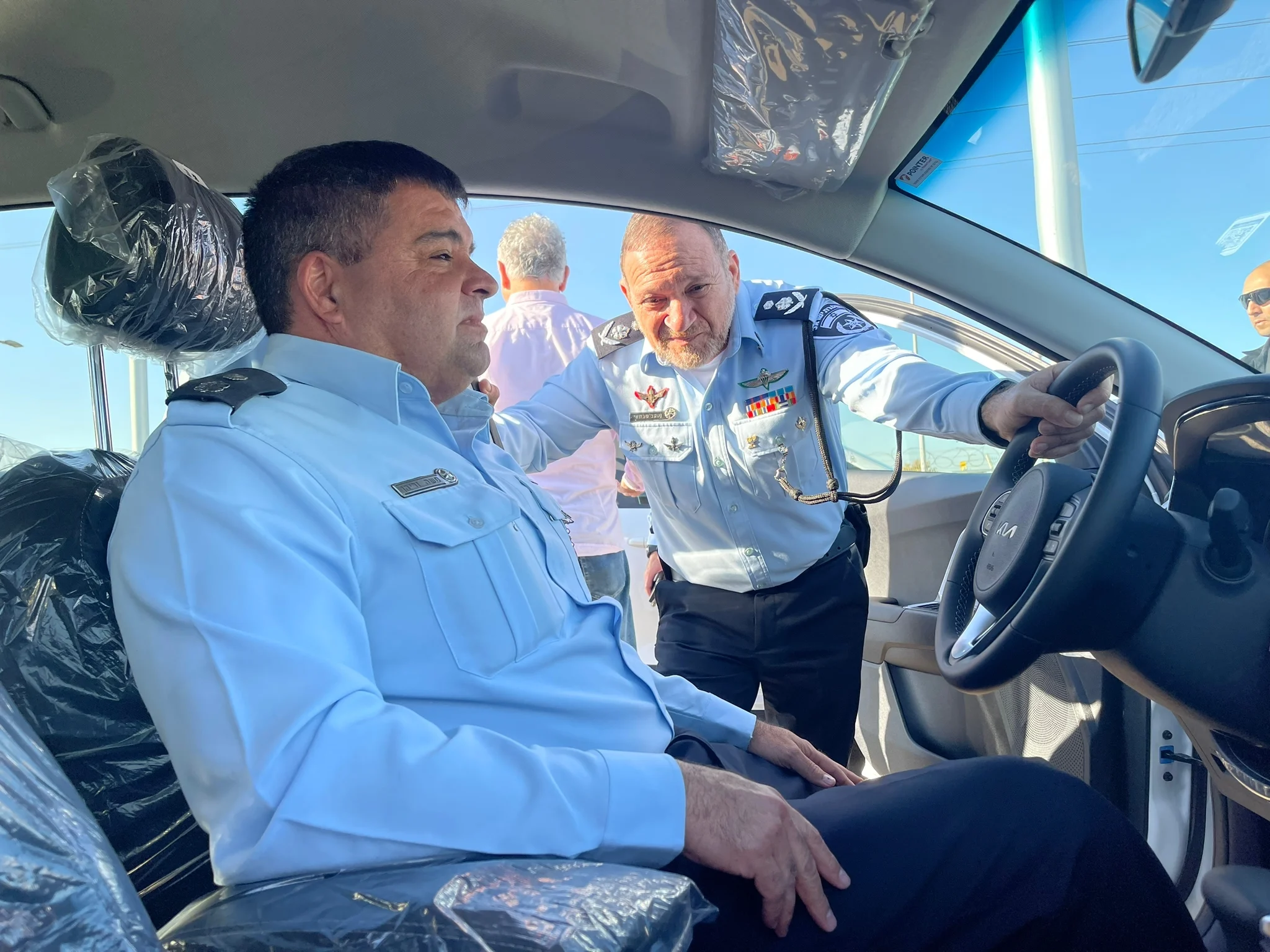 המפכ''ל קובי שבתאי בטקס הענקת רכבים היברידיים למפקדי התחנות