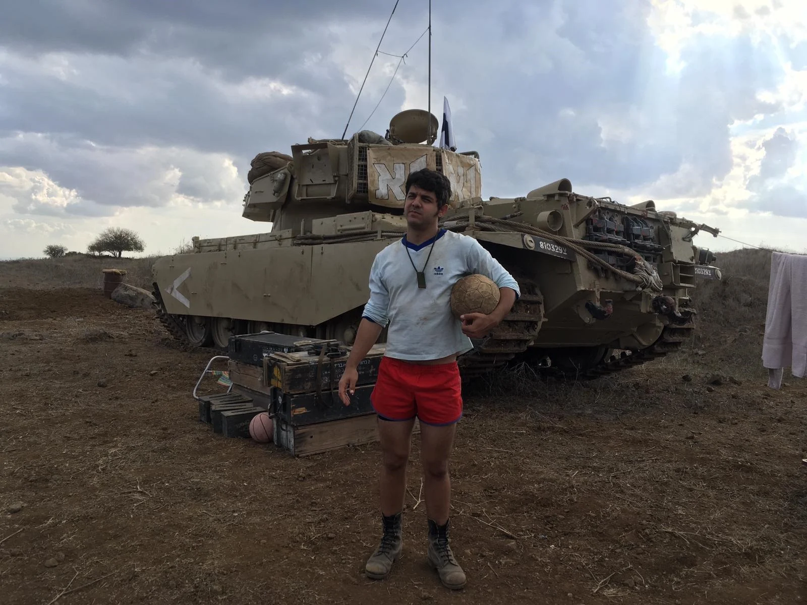 תום גל על סט הצילומים של ''שעת נעילה''