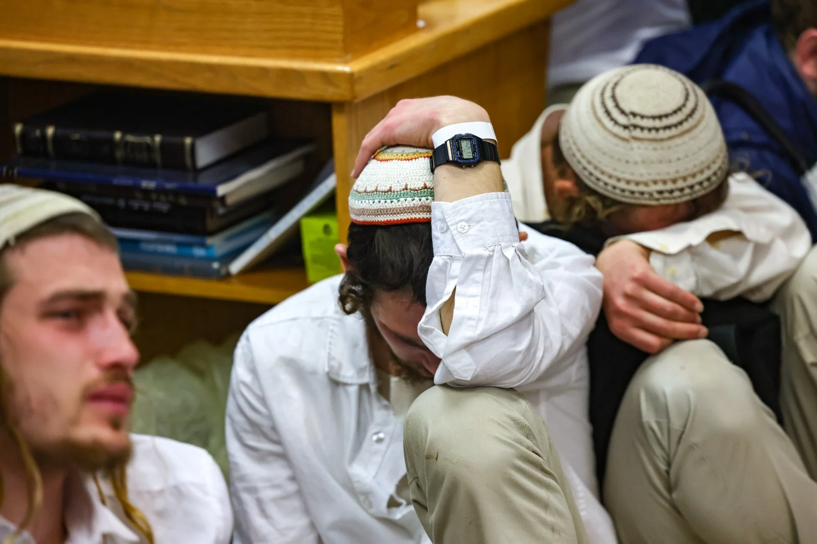 משתתפים בהלווייתו של הרב חיים דרוקמן