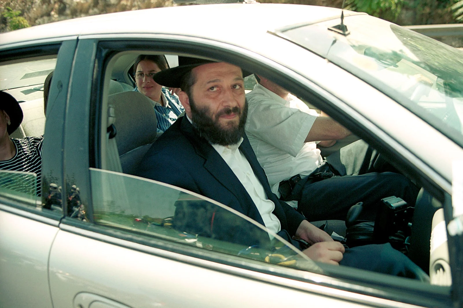 אריה דרעי בדרכו לכלא מעשיהו לאחר שהורשע בשנת 2000