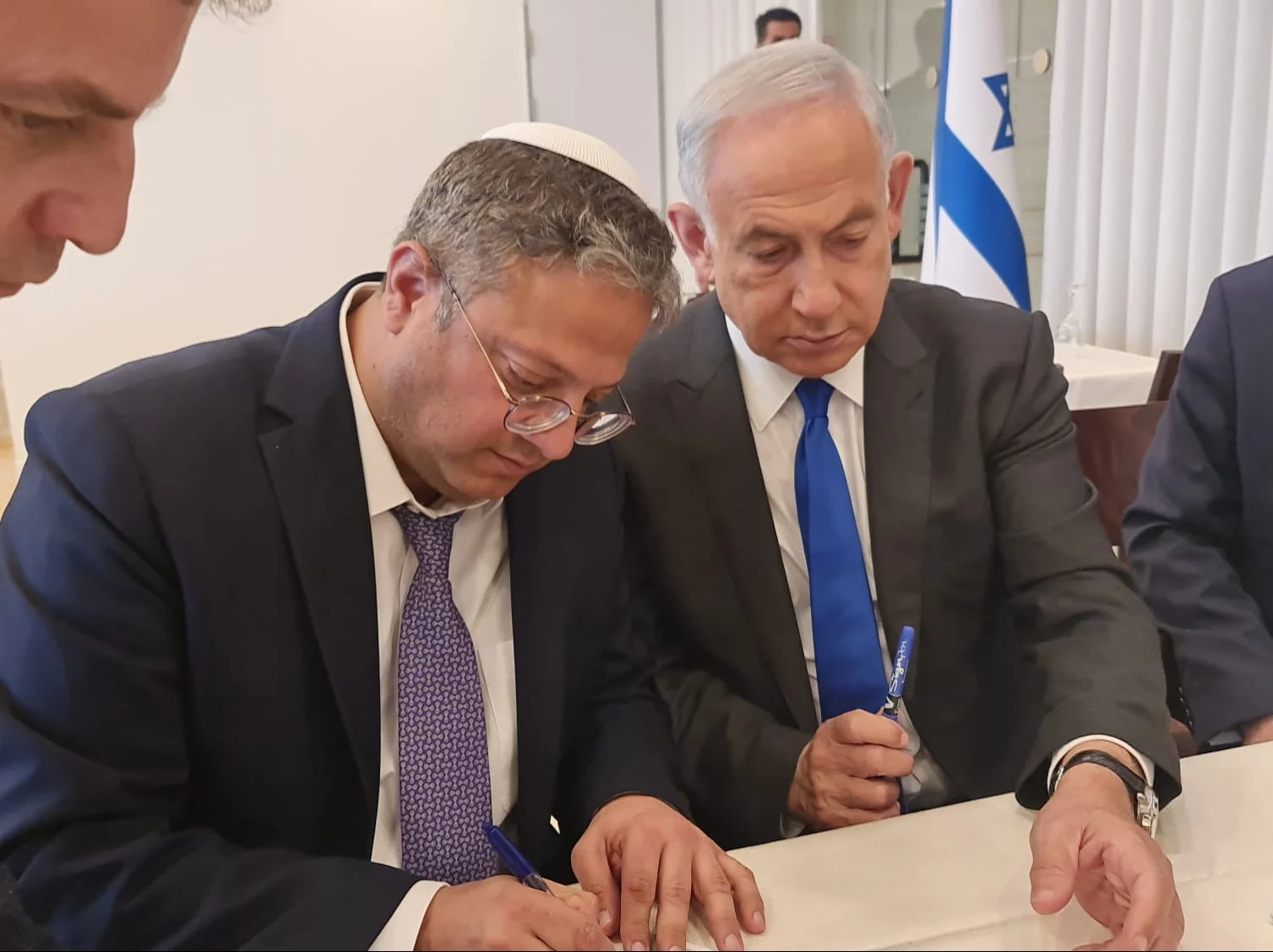בנימין נתניהו ואיתמר בן גביר חותמים על ההסכם הקואליציוני