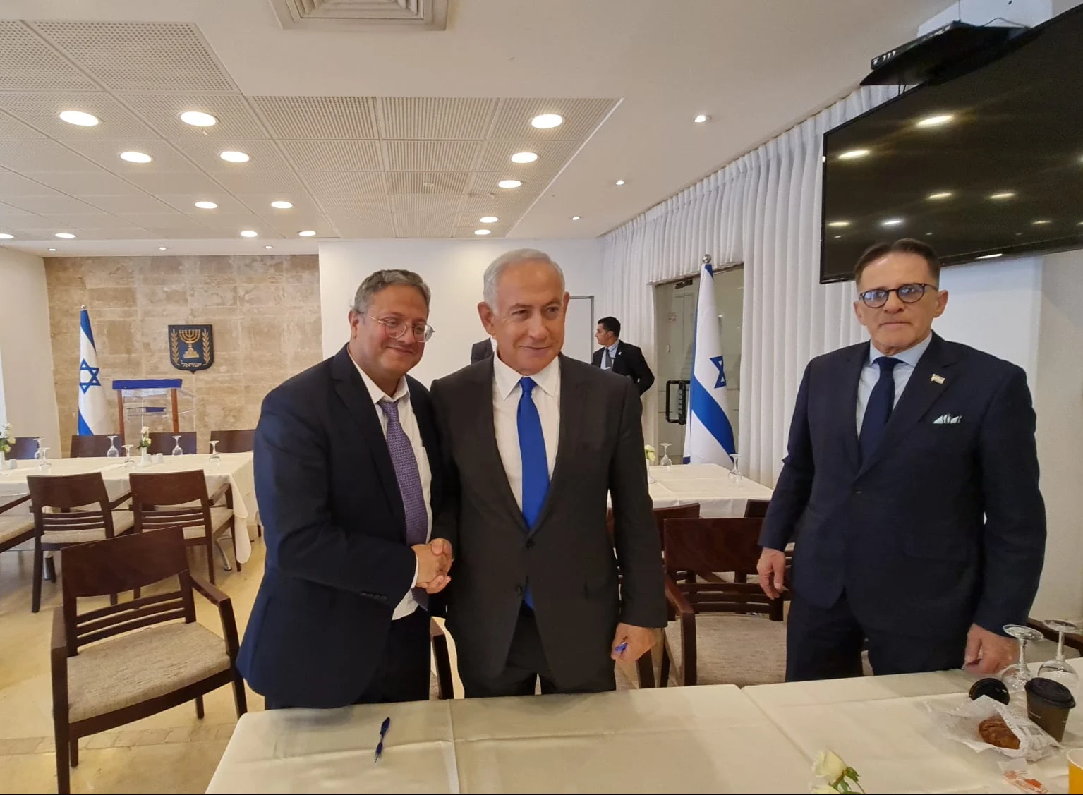 בנימין נתניהו ואיתמר בן גביר חותמים על ההסכם הקואליציוני