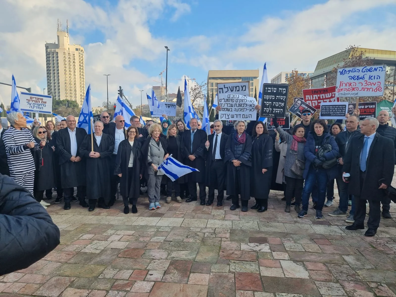 ''מחאת הגלימות'' בהפגנה מחוץ לבית המשפט העליון נגד חוק דרעי
