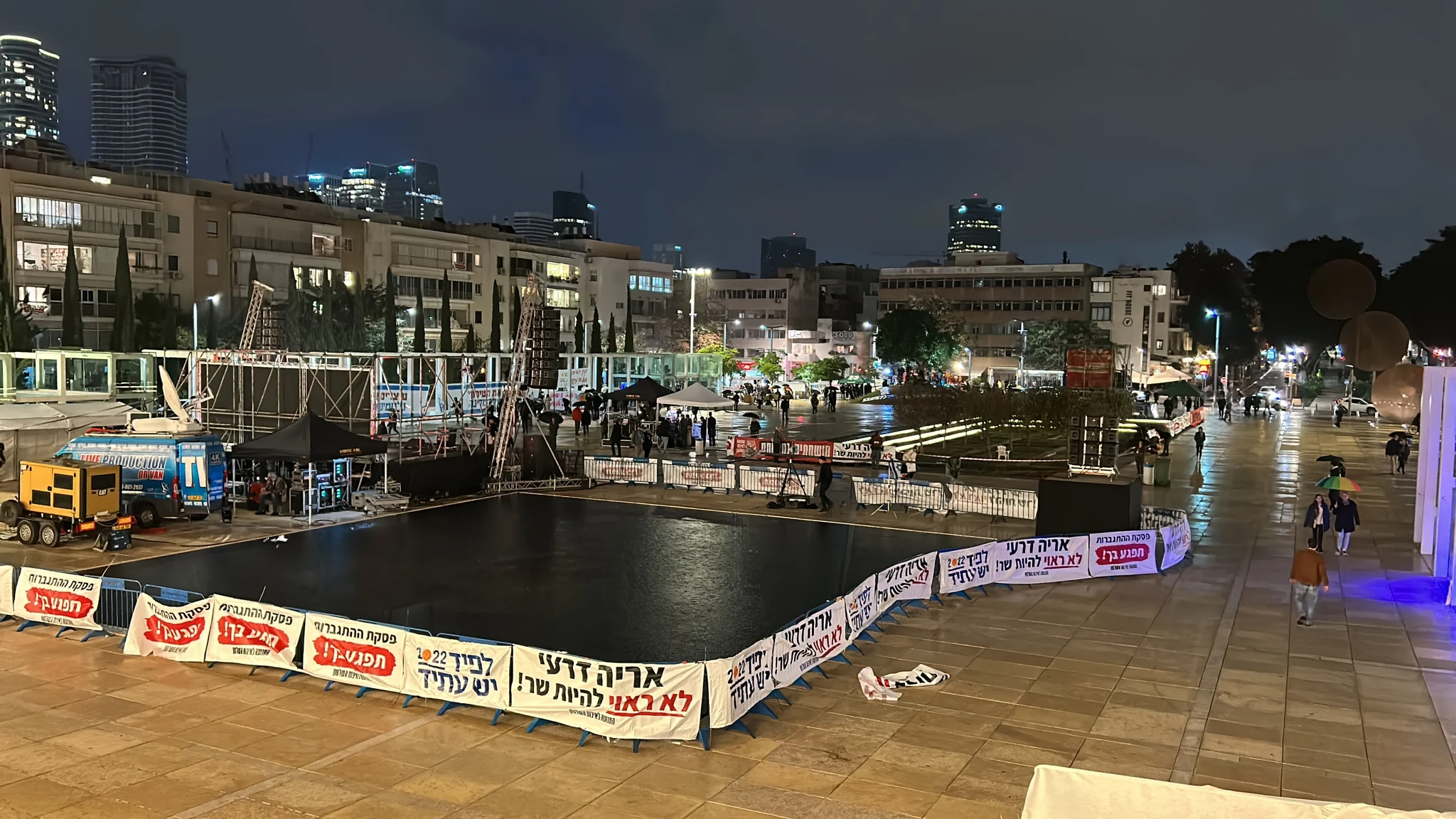 ההכנות להפגנה בכיכר הבימה