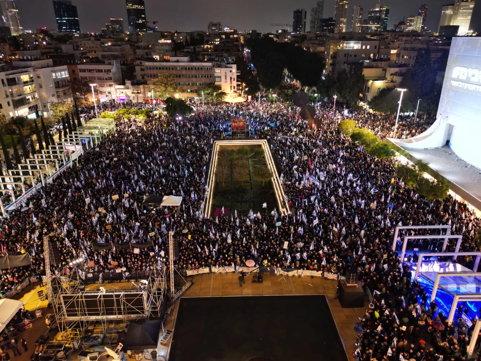 רבבות מפגינים בכיכר הבימה