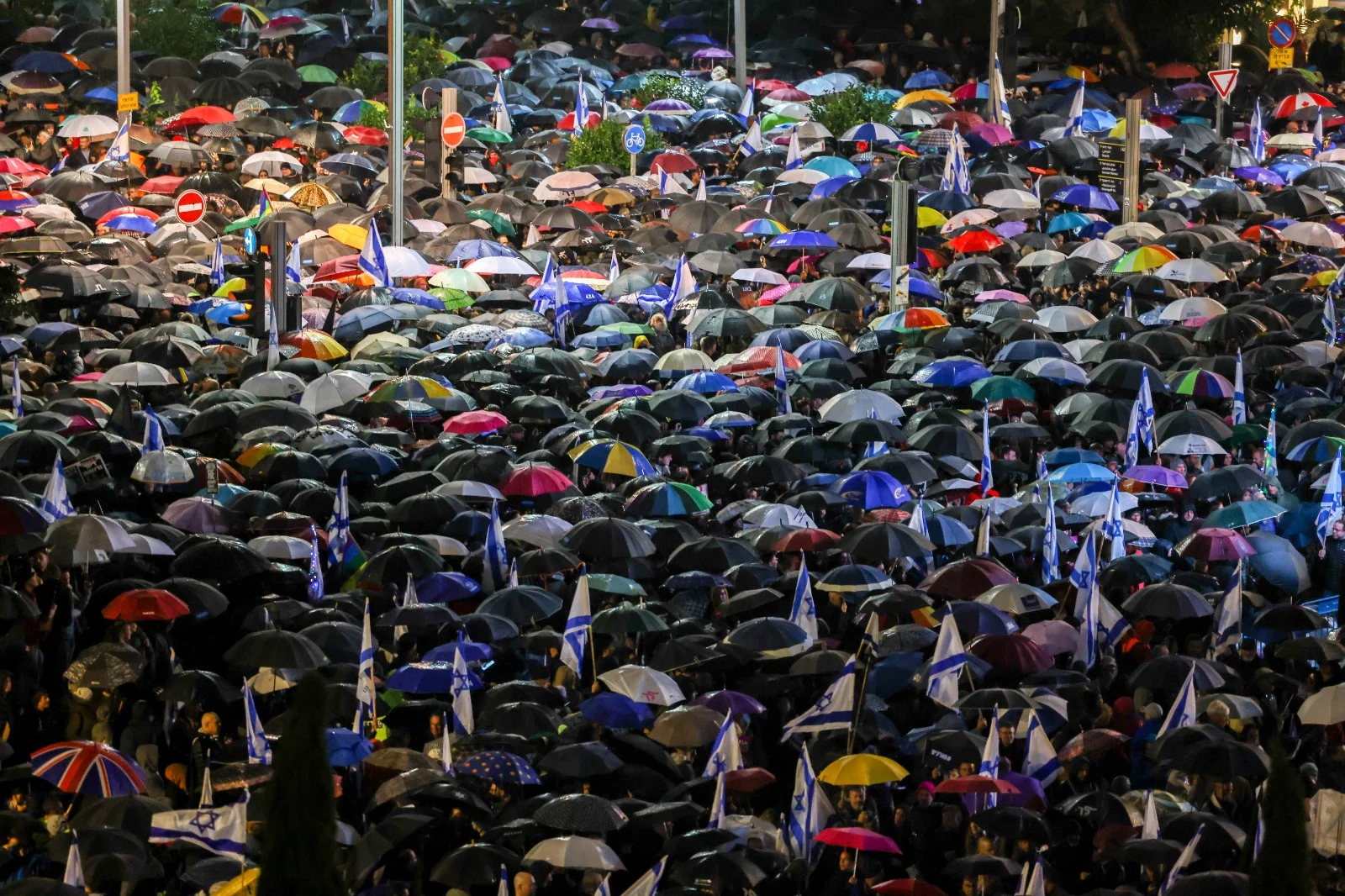 מפגינים בכיכר הבימה בתל אביב