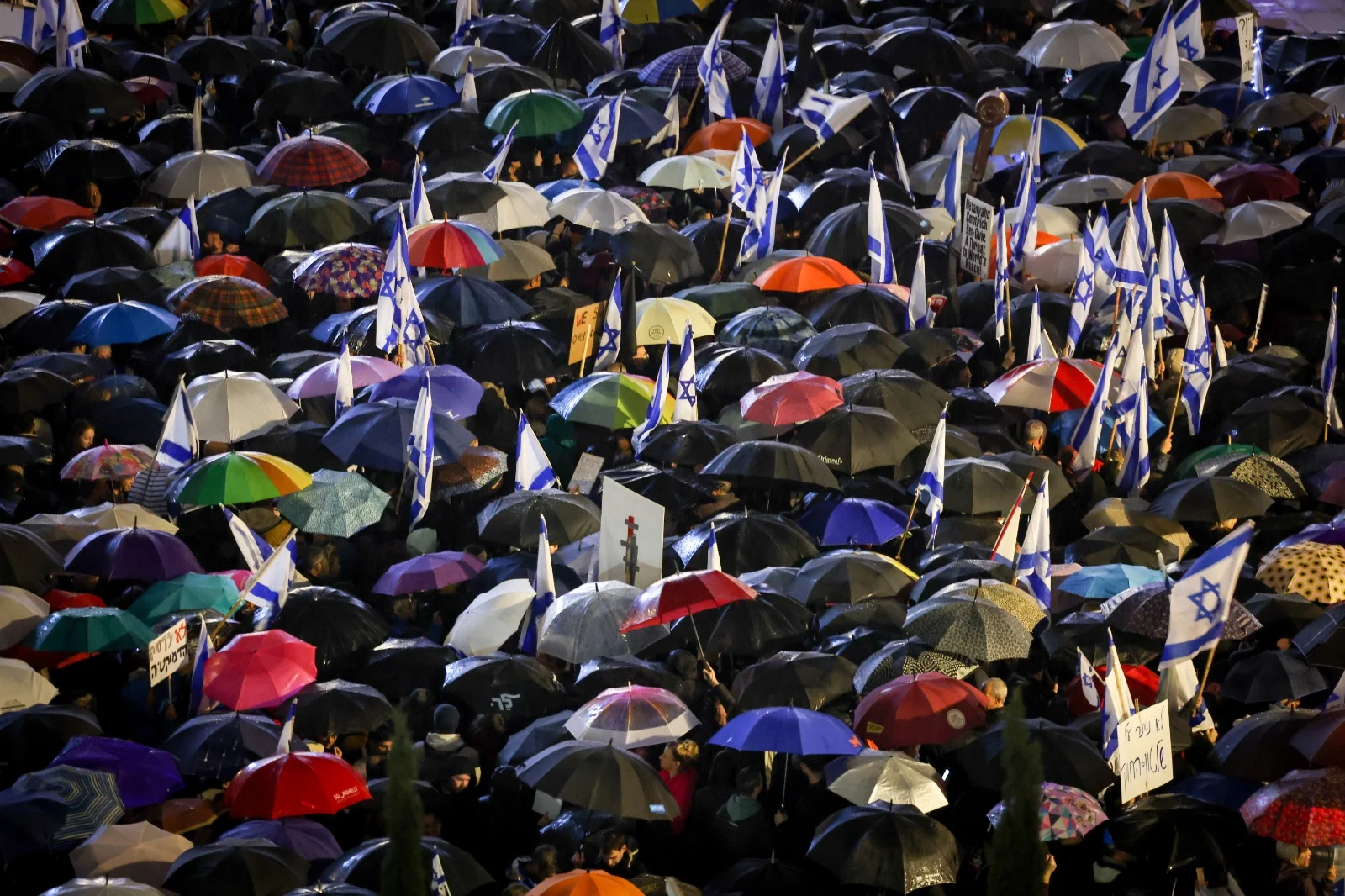 מפגינים בכיכר הבימה בתל אביב