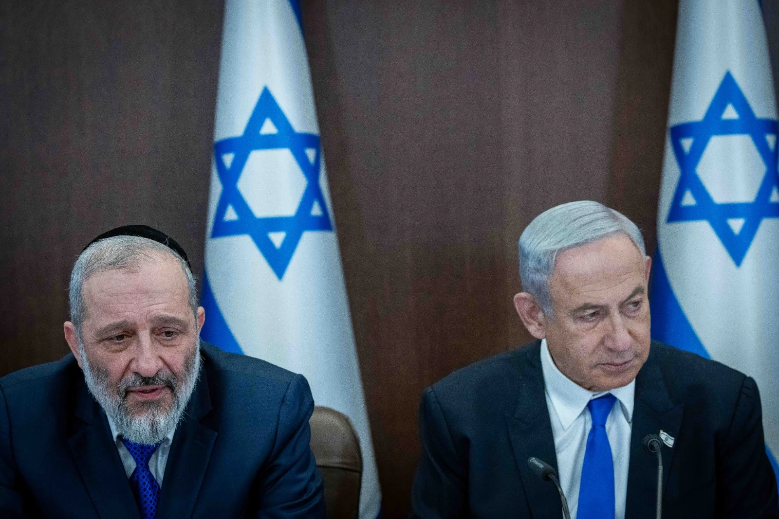 רה''מ בנימין נתניהו והשר אריה דרעי בישיבת הממשלה