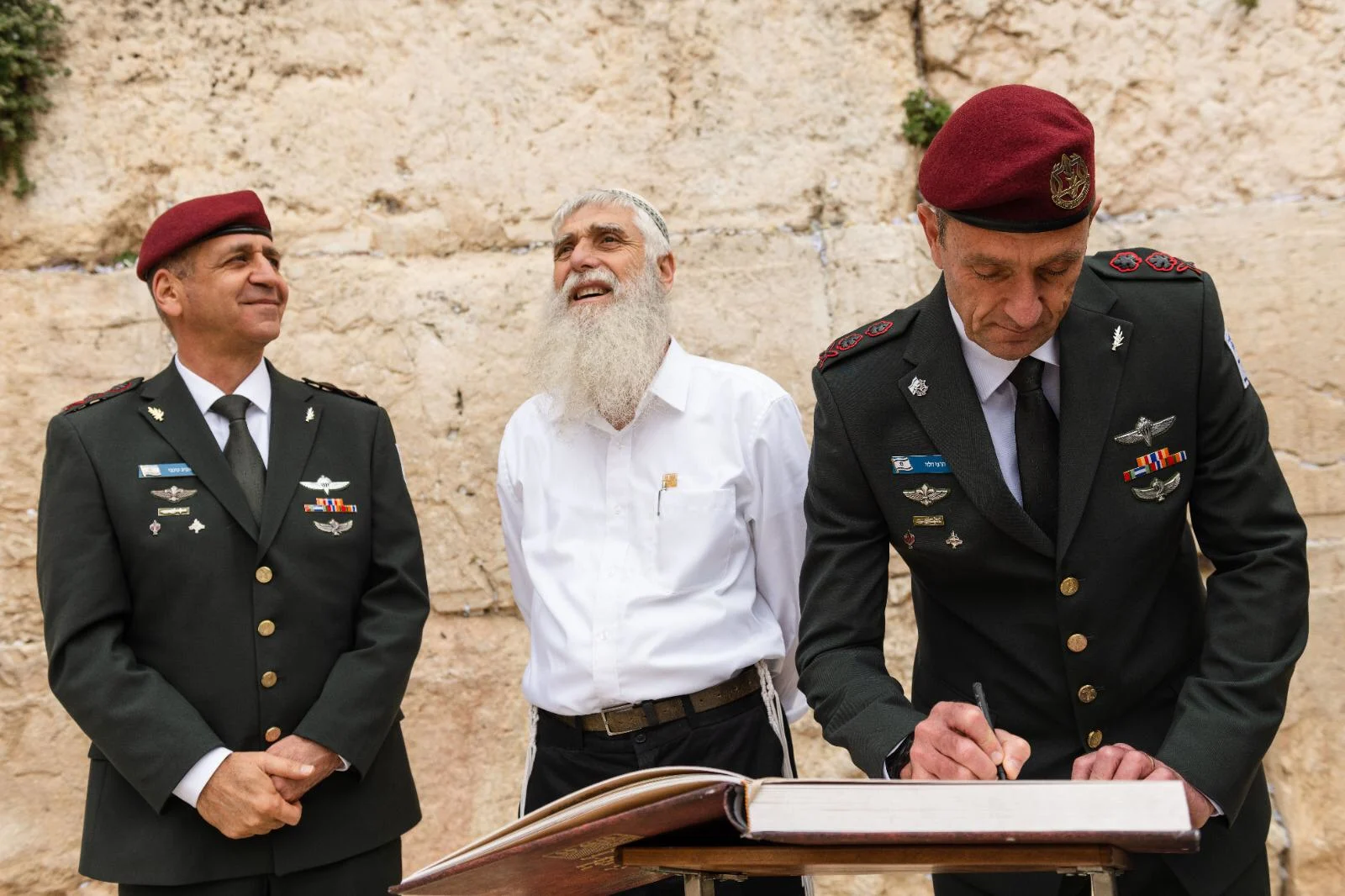 רא''ל הרצי הלוי לצד הרמטכ''ל היוצא אביב כוכבי ומנכ''ל הקרן למורשת הכותל, מר מרדכי (סולי) אליאב