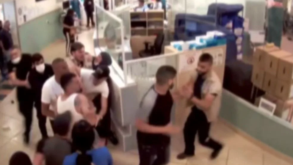תיעוד תקיפה אלימה בבית חולים