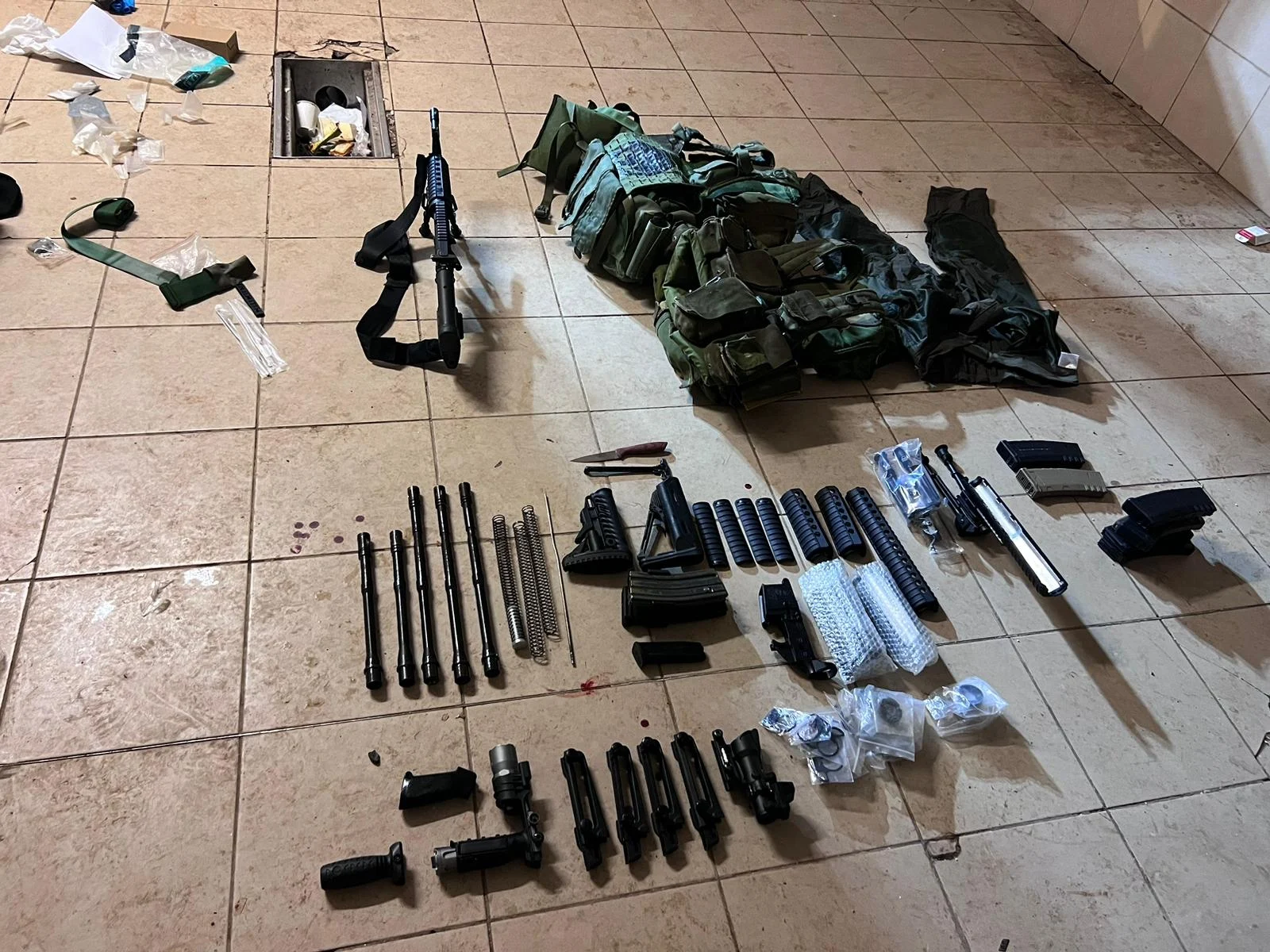 חלק מאמצעי הלחימה שנתפסו הלילה על ידי כוחות צה''ל ומג''ב