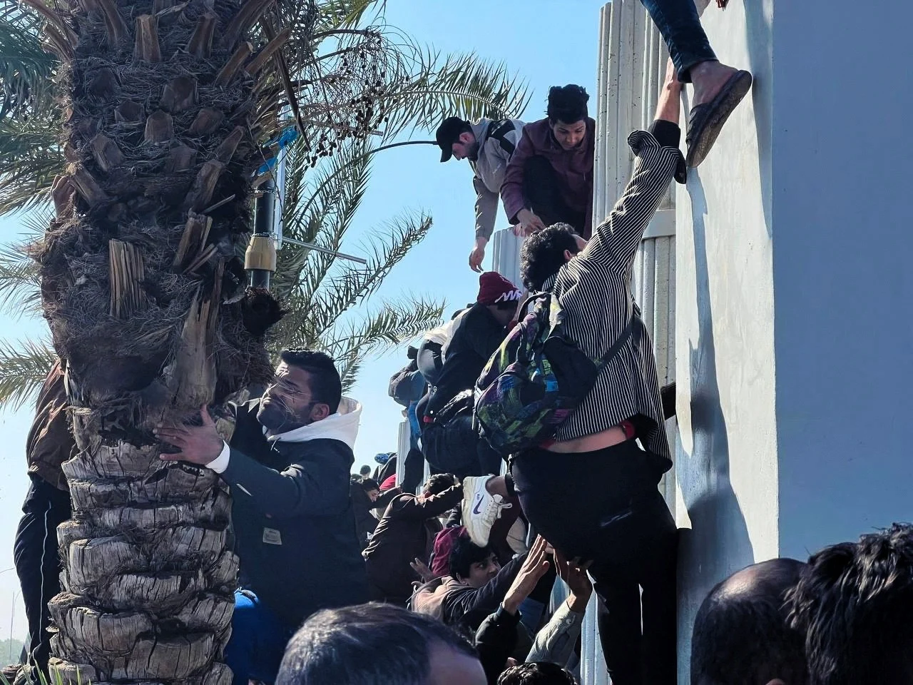 האוהדים מחוץ לאיצטדיון בבצרה