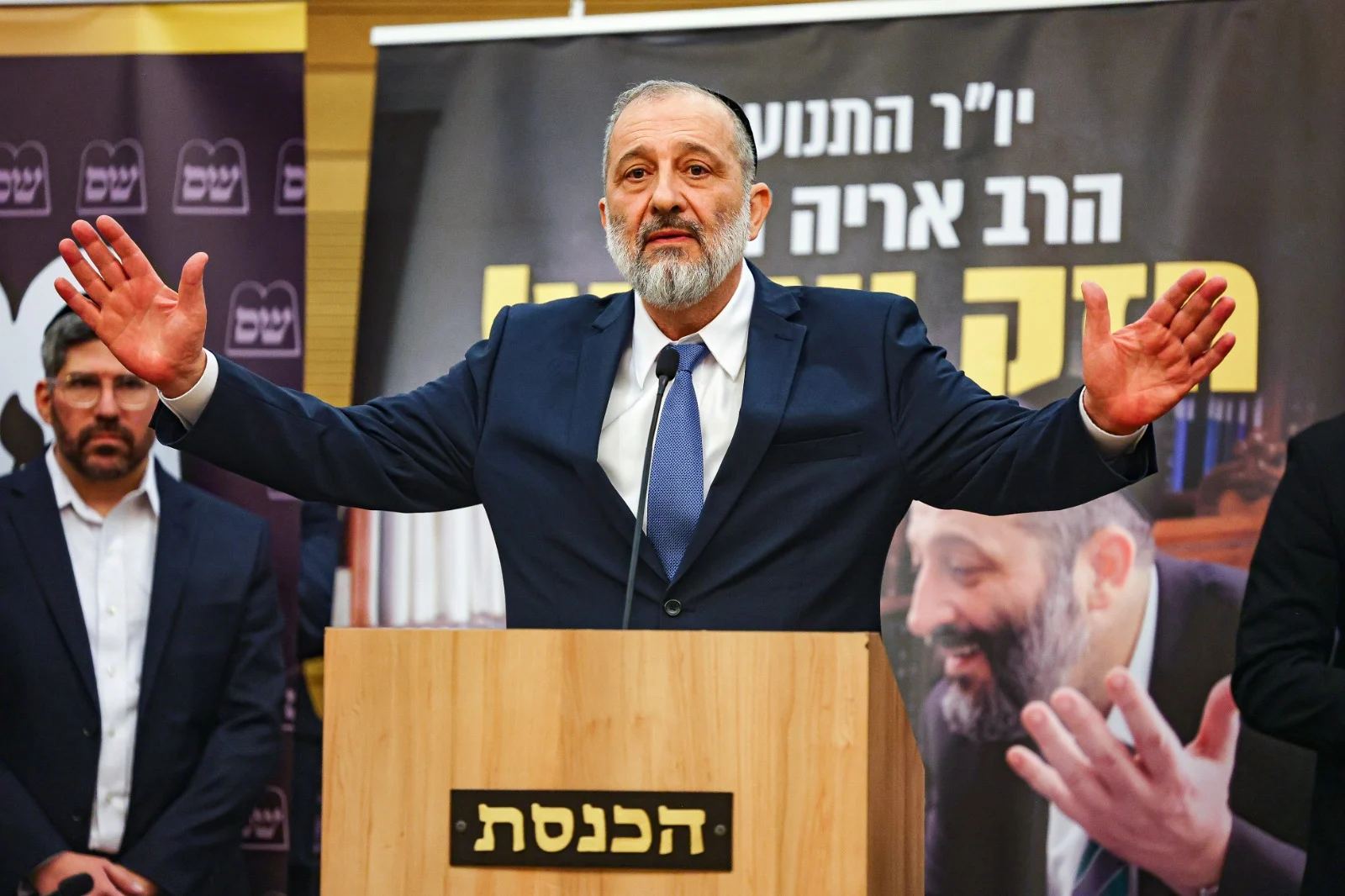 חבר הכנסת אריה דרעי נואם בישיבת הסיעה של ש''ס