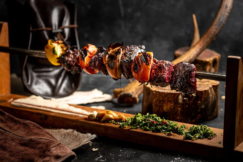 נתח פיקנייה על הספינר עשוי בגריל ההולנדי בבית הצייד