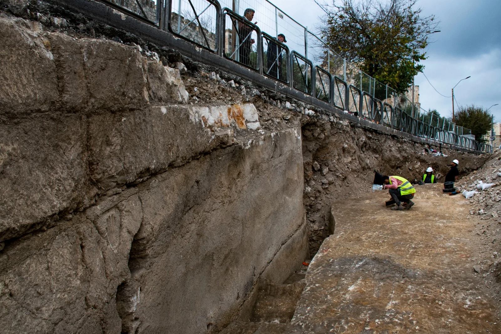 מבט אל החפירה מתוך החפיר, משמאל על הקיר ניתן להבחין בסימן היד החצובה