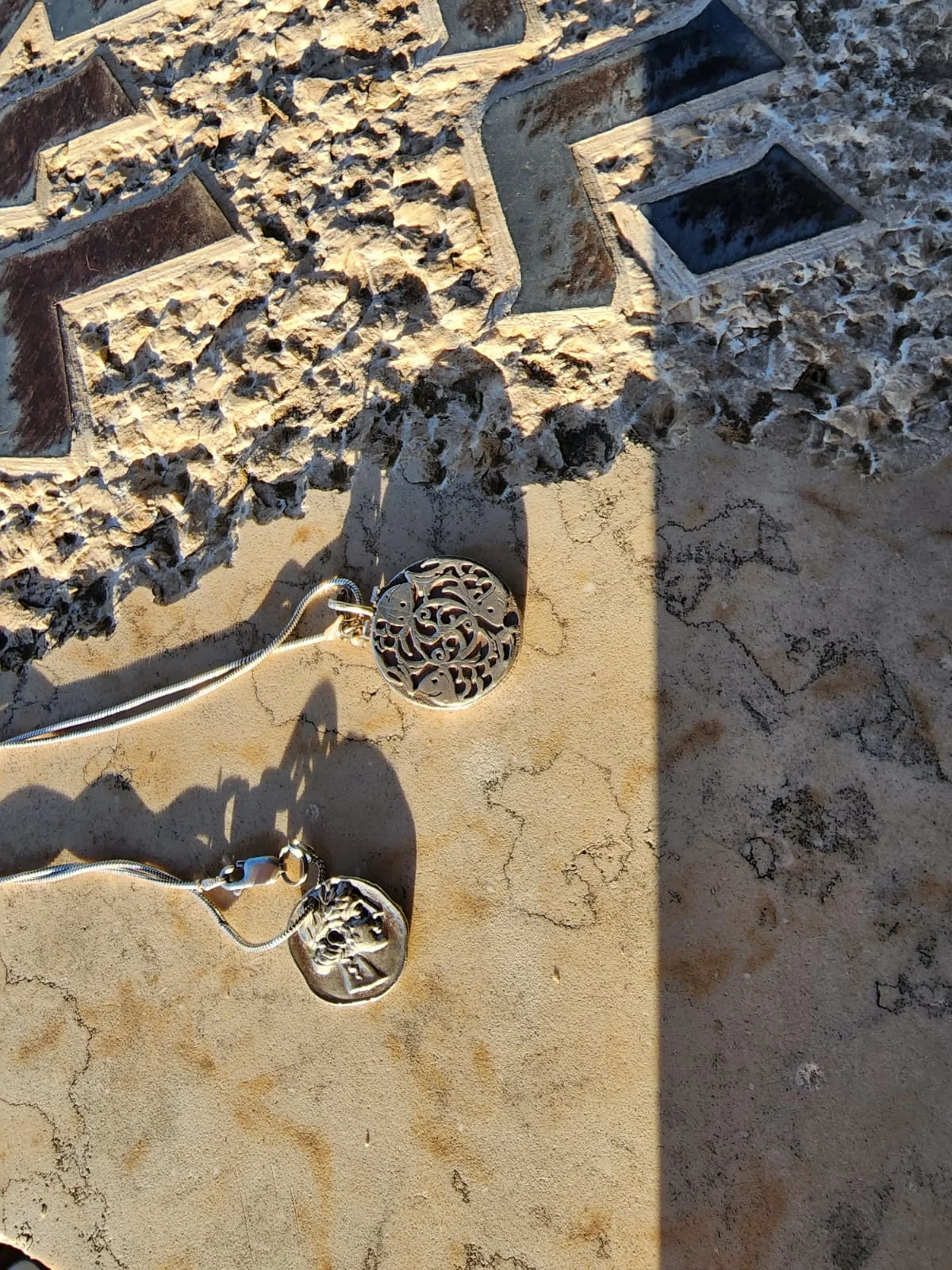 השרשראות שהושארו על קברה של תאיר ראדה