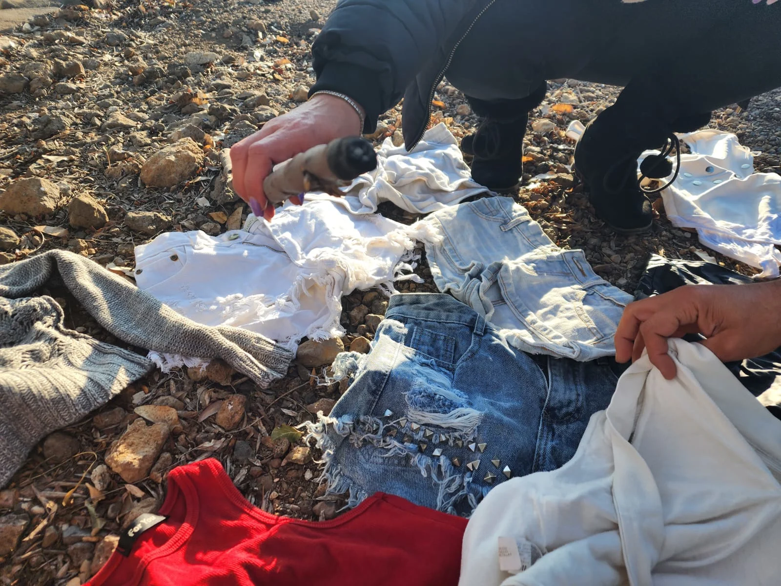 הבגדים שהושארו בסמוך לקברה של תאיר ראדה