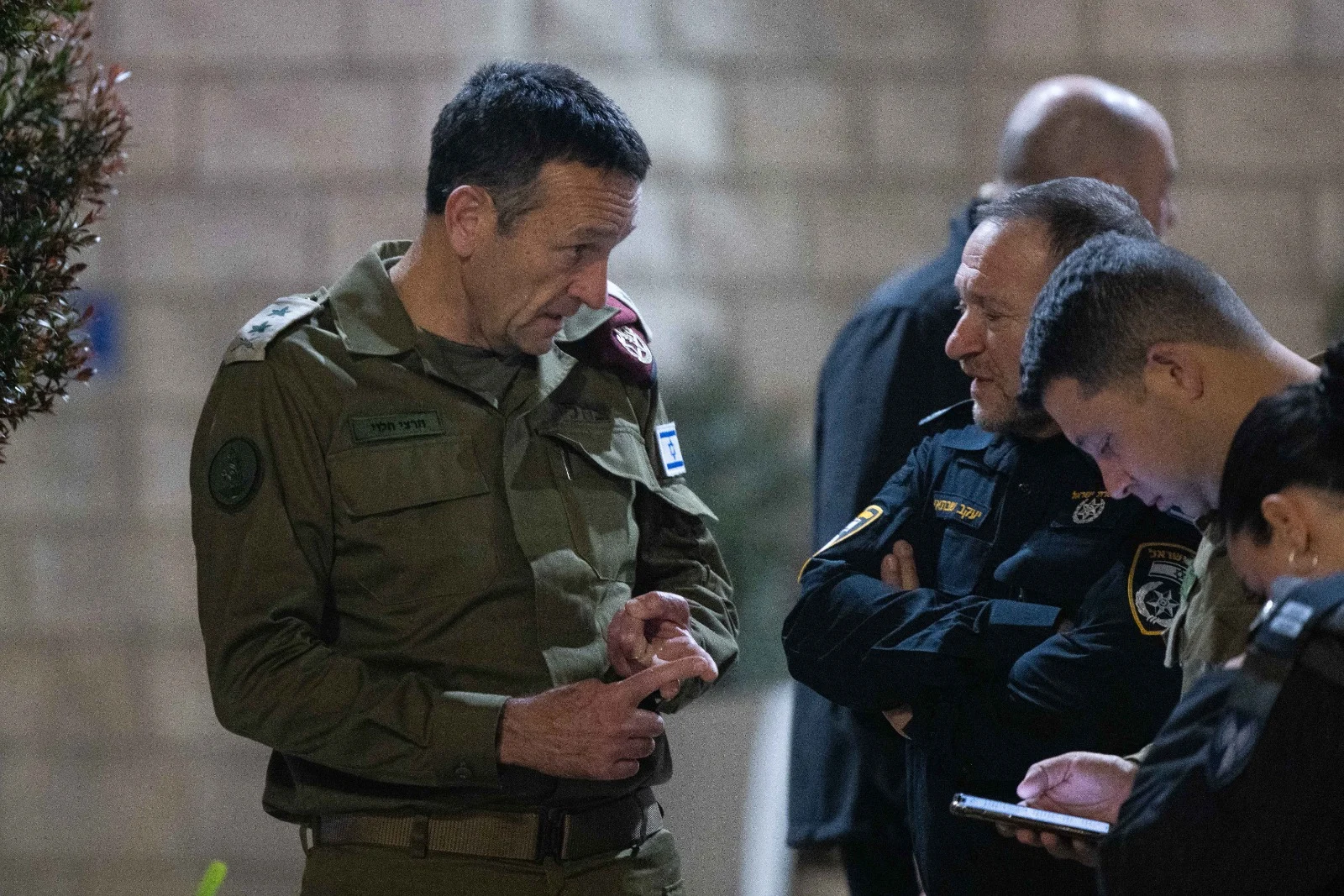 הרמטכל הרצי הלוי והמפכ''ל קובי שבתאי לאחר הערכת המצב בעקבות הפיגוע