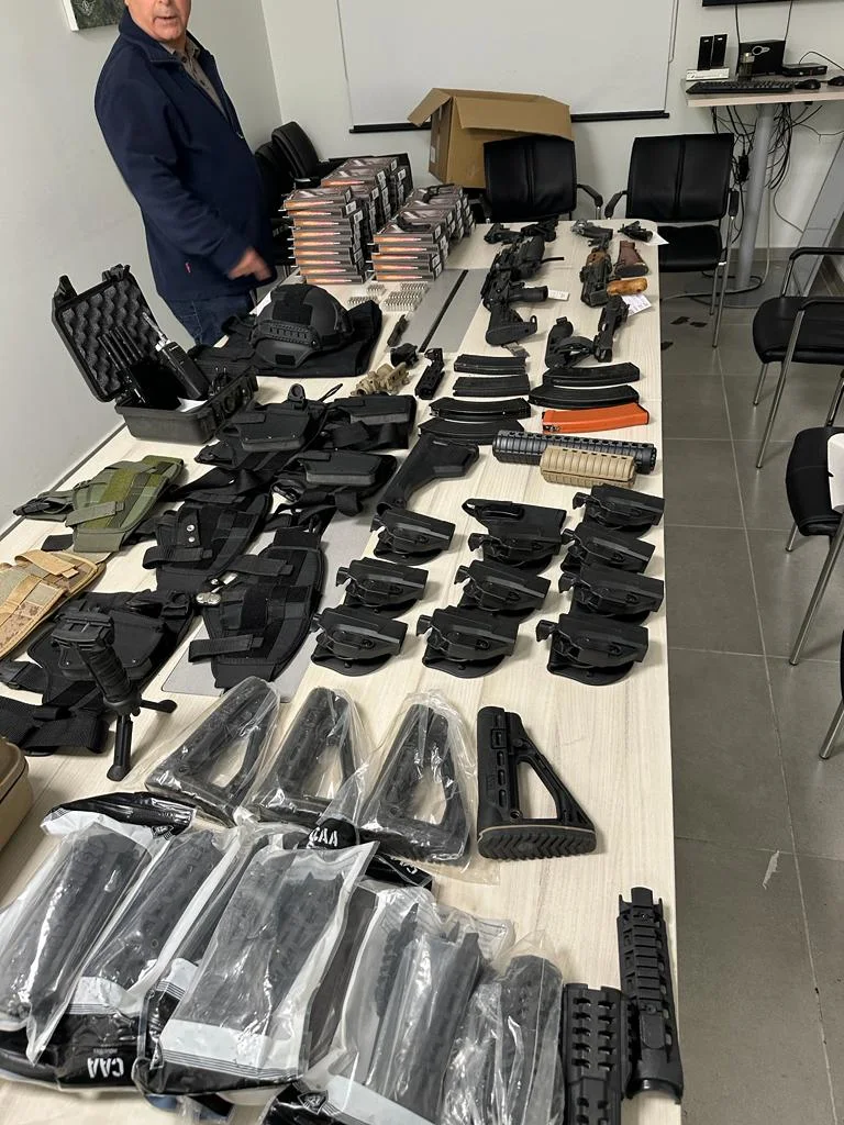 אמצעי הלחימה שנתפסו בבית במזרח ירושלים